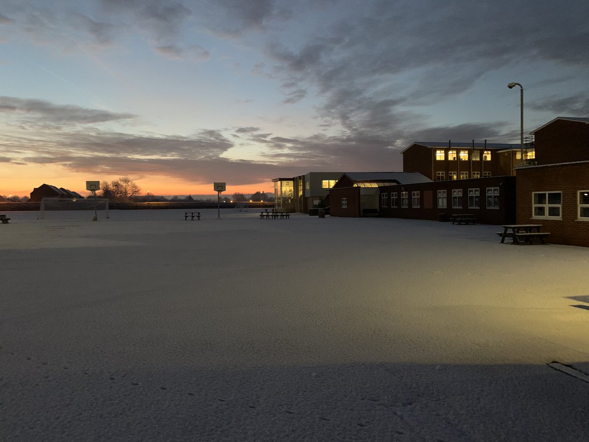 MelanieRose40's tweet photo. Beautiful start to the day. Cold, but beautiful. 🥶 https://t.co/4xhaJGJUNT