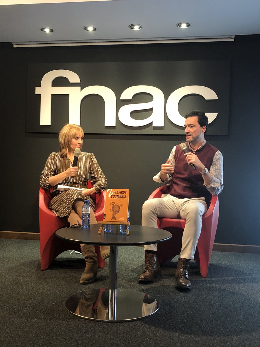 martayao's tweet photo. Qué interesante todo lo que cuenta @David_Barrado en la presentación de su libro #PeligrosCosmicos en @Fnac_ESP . Estoy deseando leerlo!! 👀👀 https://t.co/ATjUEy9kpD