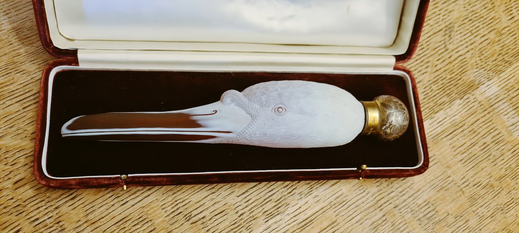 Alex_Auctioneer's tweet photo. This came swanning in last week... 🦢

A Thomas Webb &amp; Sons cameo glass scent bottle, c.1884.

One of the finest examples of the  glassmaking craft https://t.co/o32MSIsmWk