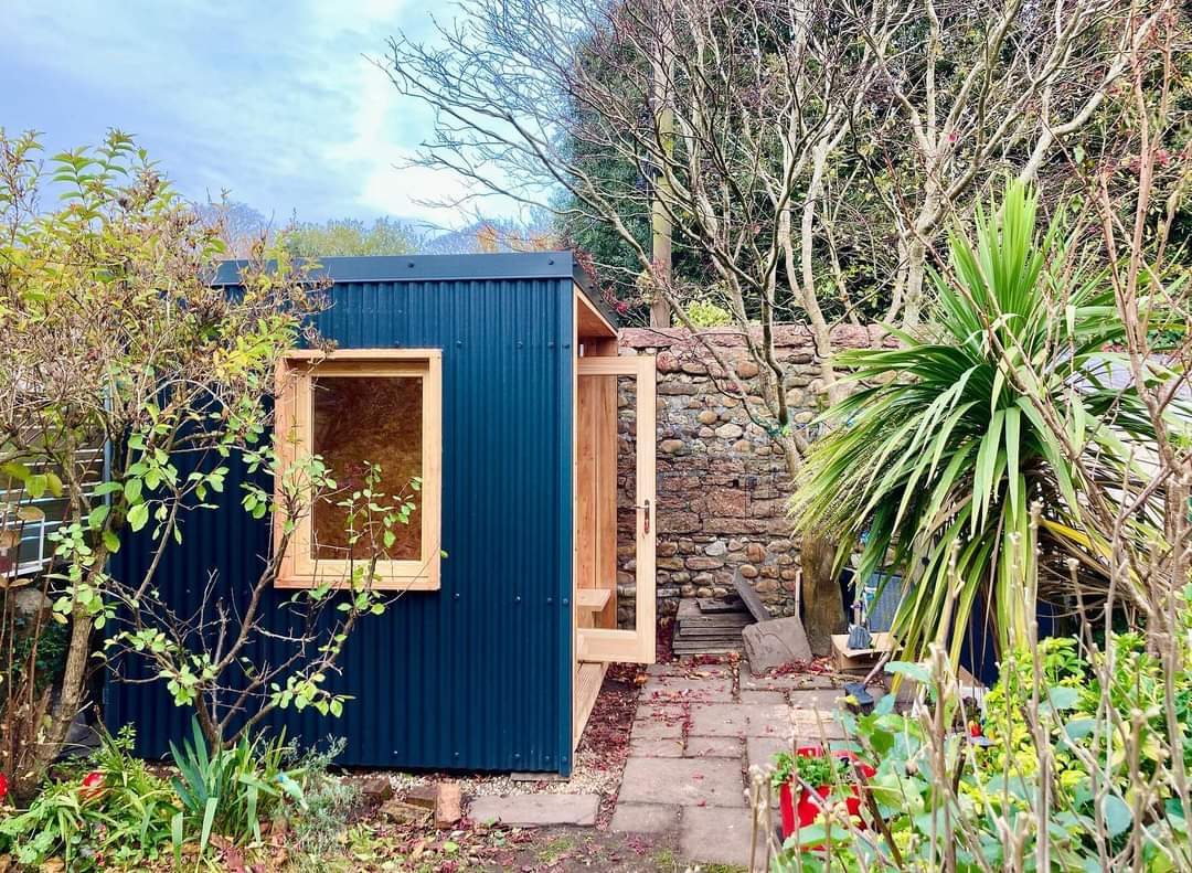 PodsWales's tweet image. A compact home office for a city garden - exactly what we set Pods of Wales up to create! Designed &amp;amp; made by us - drop us a line if you would like your own.
#handmade #welshtimber #sustainability #larch #cork #crinklytin #madeinwales  #folly #thirdspace #writersstudio #homeoffice