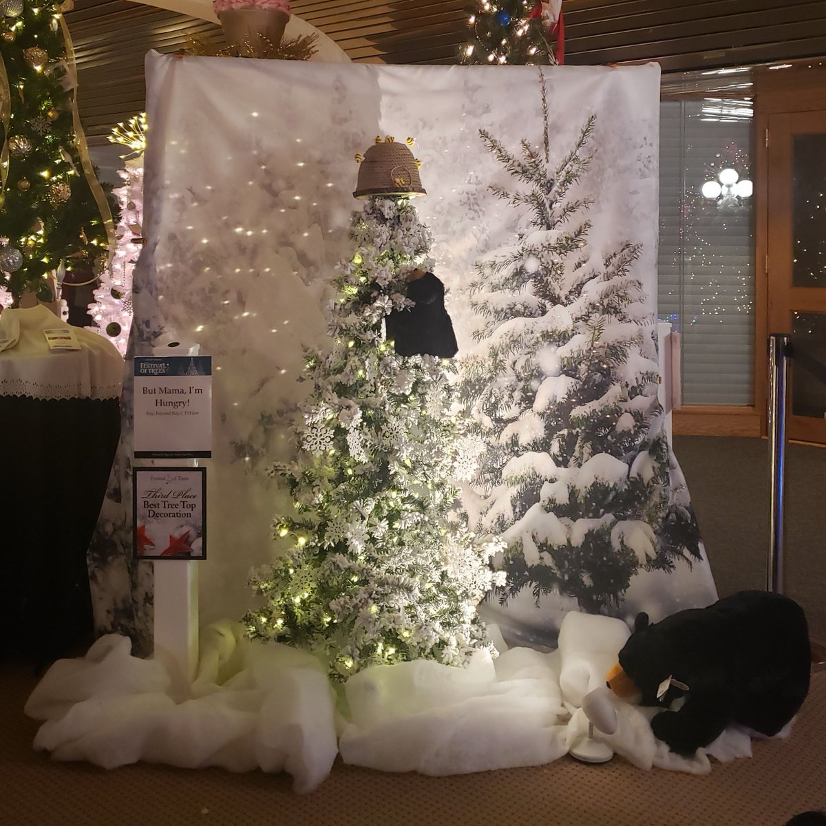 MethuenFestival's tweet photo. On to the "Best Top of Tree Display" winners!
In 3rd place for "Best Top of Tree Display" we have "But Mama, I’m Hungry!" created by Ray, Kay, and Ray-J DiFiore. Congratulations!
#SharingTheMagic ✨🎄✨ https://t.co/lVshkTCwys