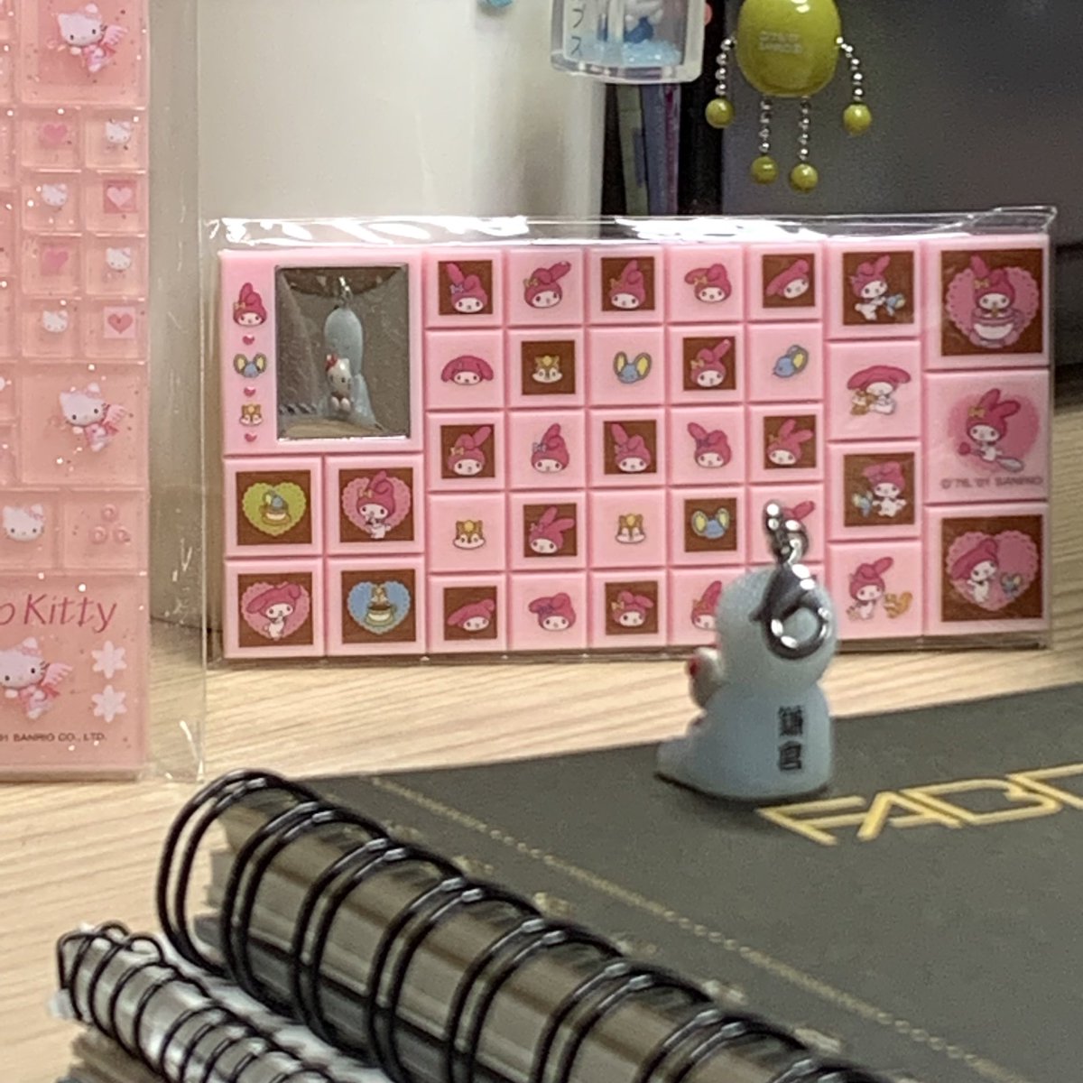 타일스티커의 거울부분은 실용성 1도 없으면서 오로지 타일이라는 컨셉에 충실하기위해 달려있는점이 너무너무 웃김!!