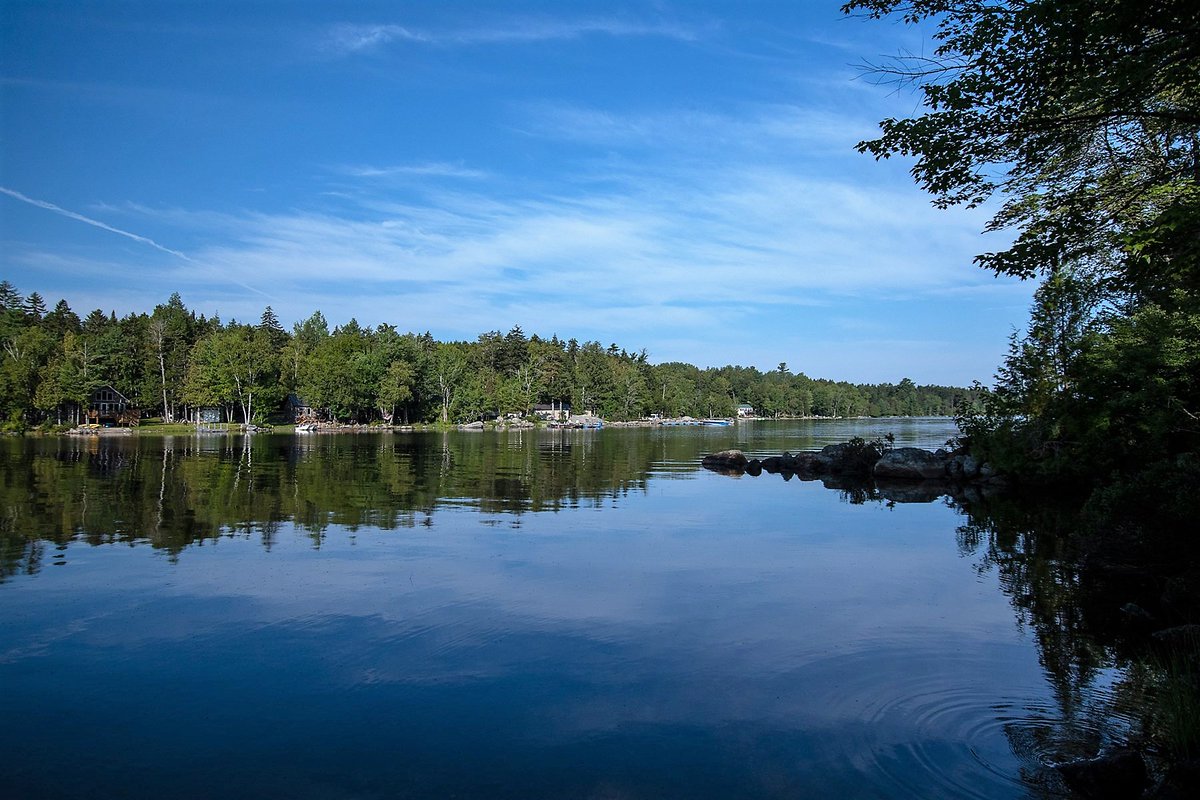 UCRealEstate's tweet photo. Quaint log home on the pristine East Grand Lake in Maine for sale! 
Sitting on 0.73 acre, the main home features two bedrooms. There's also a 1 bed, 1/2 bath cabin perfect for entertaining guests.
Learn more at https://t.co/dyHqf2wApp https://t.co/Gh6jBICNd2