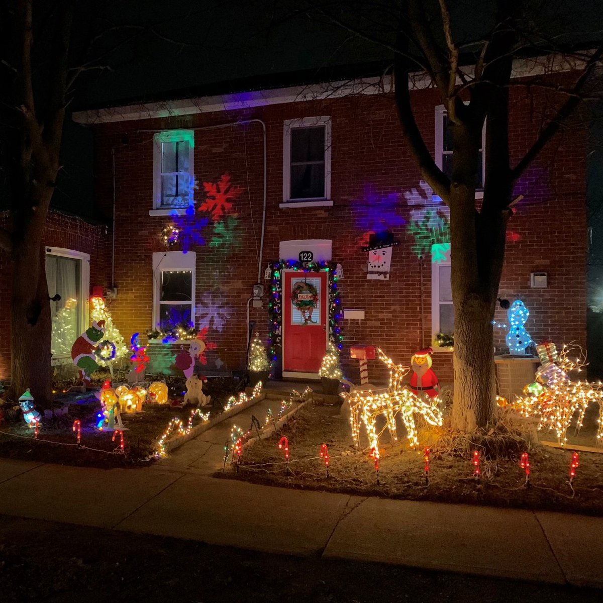 HOME FOR THE HOLIDAYS 🏠🎄

Take a drive around <a href="/BellevilleON/">City of Belleville</a> to see the creative light displays at homes in the community with the Home For The Holidays Light Tour! 🌟

bayofquinte.ca/tourism/event/…

@SouthEast_Ont