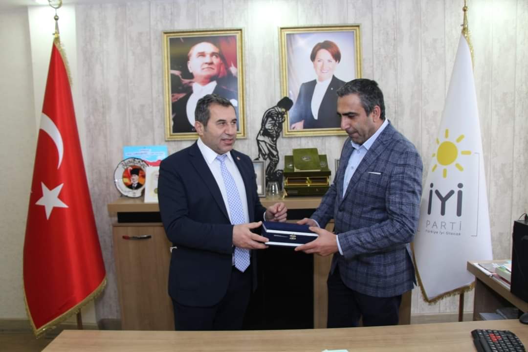 yusufkocsivas's tweet image. #Sivas imranlı ilçesi belediye başkanı Murat AÇIL&apos;ı elim bir trafik kazasında kaybetmenin üzüntüsü içerisindeyiz, merhuma Allah&apos;tan rahmet, yakınlarına başsağlığı ve kazada yaralananlara acil şifalar diliyorum..