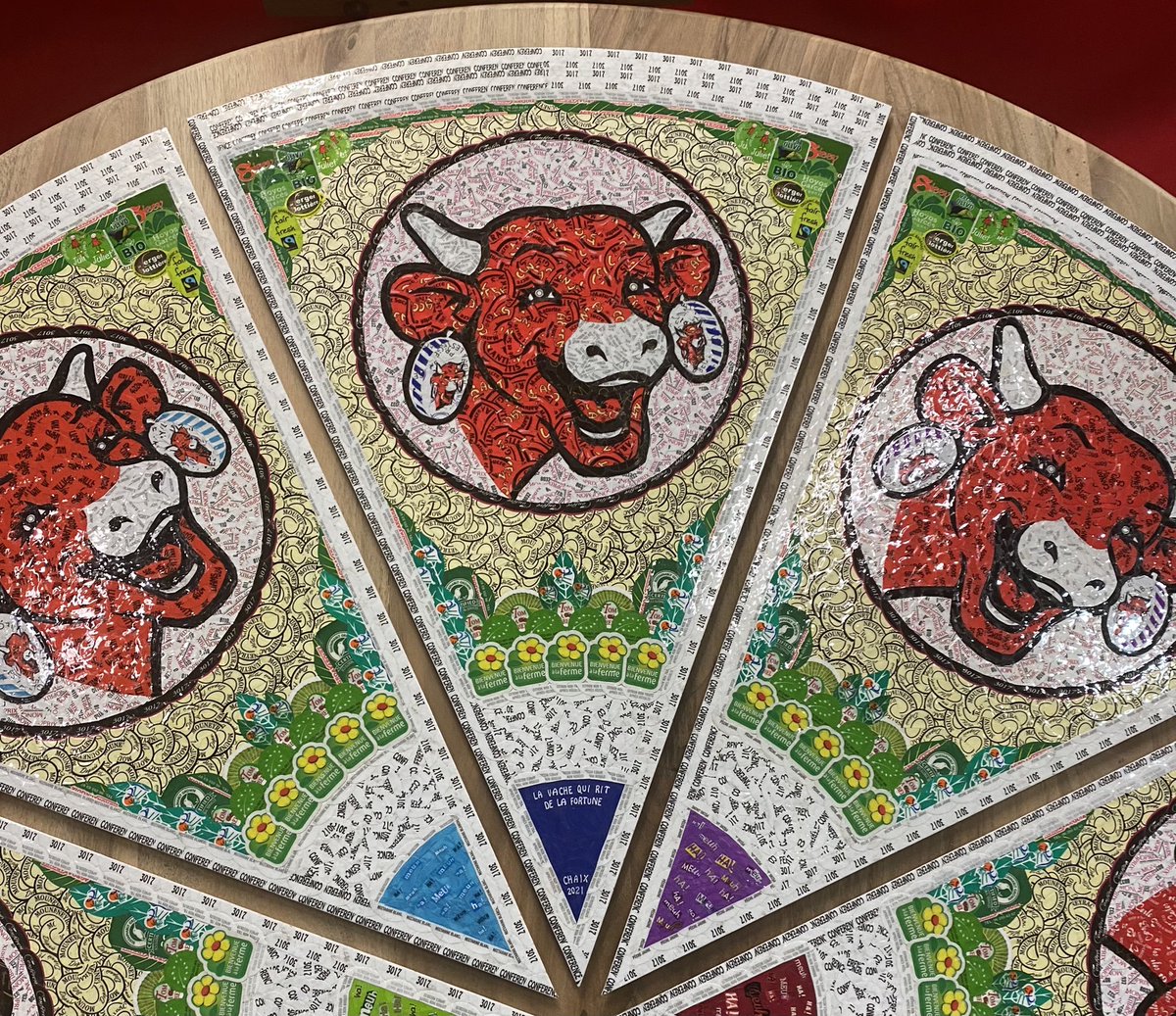 cecilebeliot's tweet photo. Merci a l artiste Chaix pour cette œuvre qui célèbre si bien les ans de notre icone, la Vache qui rit. Merci a @SylviaVitale pour ce magnifique cadeau. #itsgoodtobeaTeam #itsBettertoLaugh @Vachequirit_FR https://t.co/T8HreOx1xk