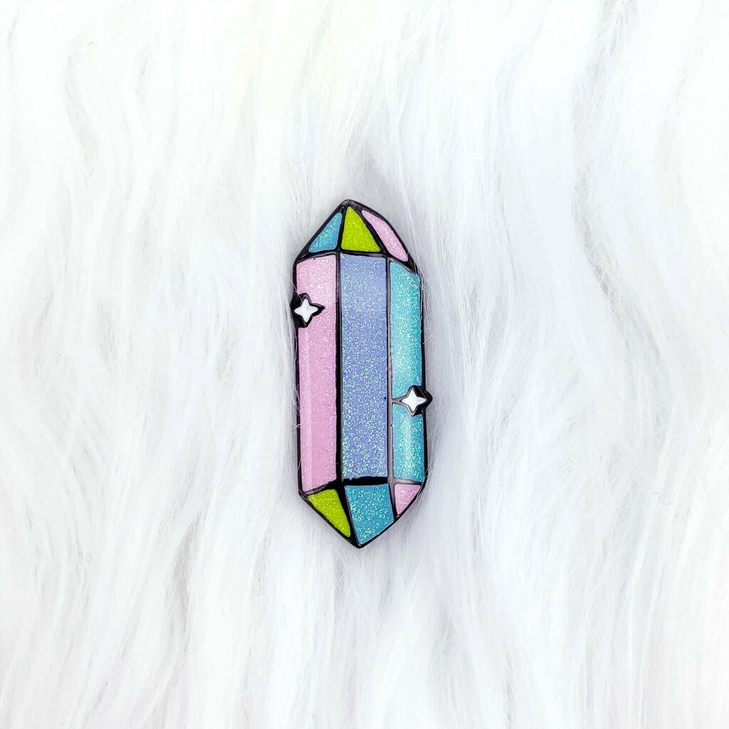A new glittery aura crystal pin to give you magical energy for the monday after a holiday 😴✨ Today is the last day of my sale, everything is 20-30% off + there are some good lil mystery bags!

#pingame #pingameproper #pingamestrong #enamelpin #enamel… instagr.am/p/CW3gti-joDG/
