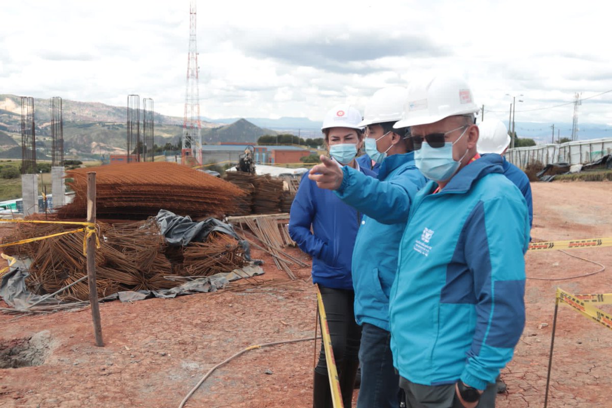 SubRedSur's tweet photo. #Atención #AEstaHora 
En compañía de la @ContraloriaBta realizamos seguimiento al avance de la obra Hospital Usme, un mega proyecto que cambiará la vida de miles de familias del sur de la ciudad.
Obras que mejorarán el acceso a la salud y la calidad de vida de nuestros usuarios. https://t.co/ePr0zMqf82