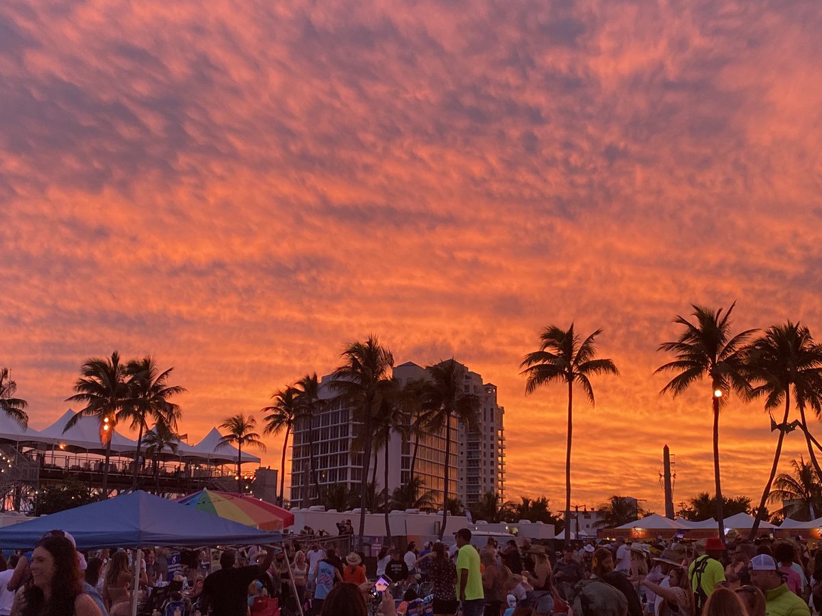 davisj21's tweet photo. So Great to relax and watch a BEAUTIFUL Sunset while in Ft. Lauderdale! “Sunsets are proof that no matter what happens, every day can end beautifully!” ~Kristen Butler @PoincianaCCPS #PESSelfCareChallenge https://t.co/P8u3QHbptW