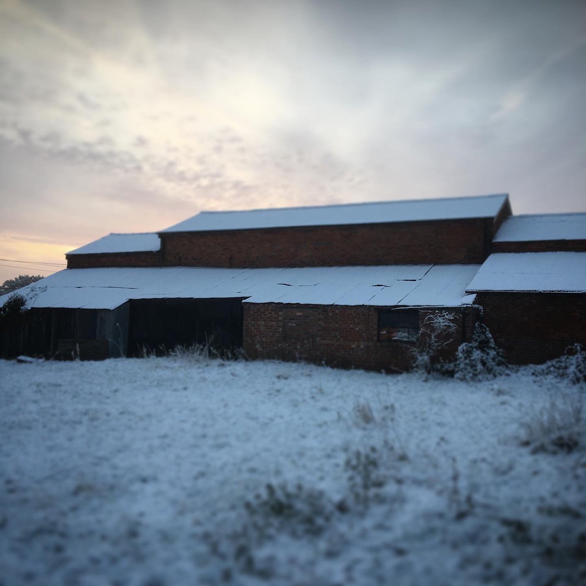 theDanielJLogan's tweet photo. ‘‘Twas a snowy start to the day on my way to Fox Barn Studios #walking #countryside #recordingstudio #snow https://t.co/r1LLDfwYOd