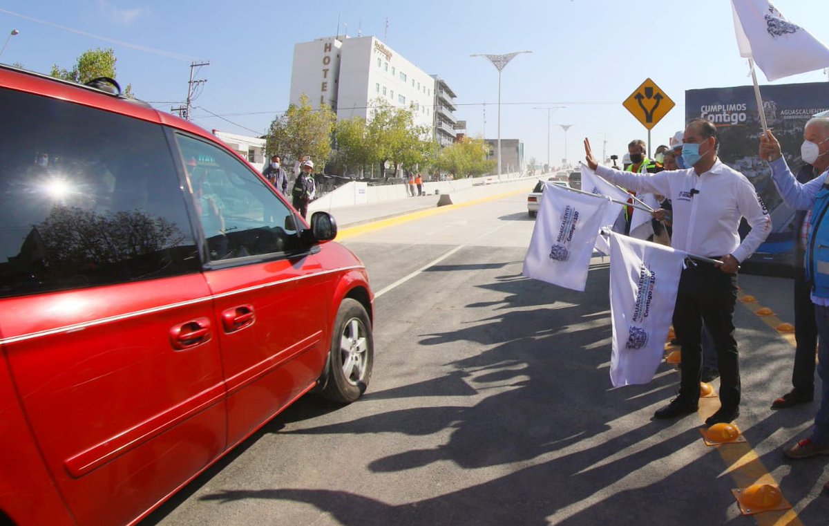 MartinOrozcoAgs's tweet photo. El flujo continuo en Segundo Anillo sigue consolidándose para que las y los aguascalentenses pasen más tiempo con la familia. Hoy abrimos la circulación en la Calzada Sur del Distribuidor Vial Pulgas Pandas y el cruce de Av. Aguascalientes con Av. Independencia.
#ContigoAl100 https://t.co/KXfl0Lc0Gh