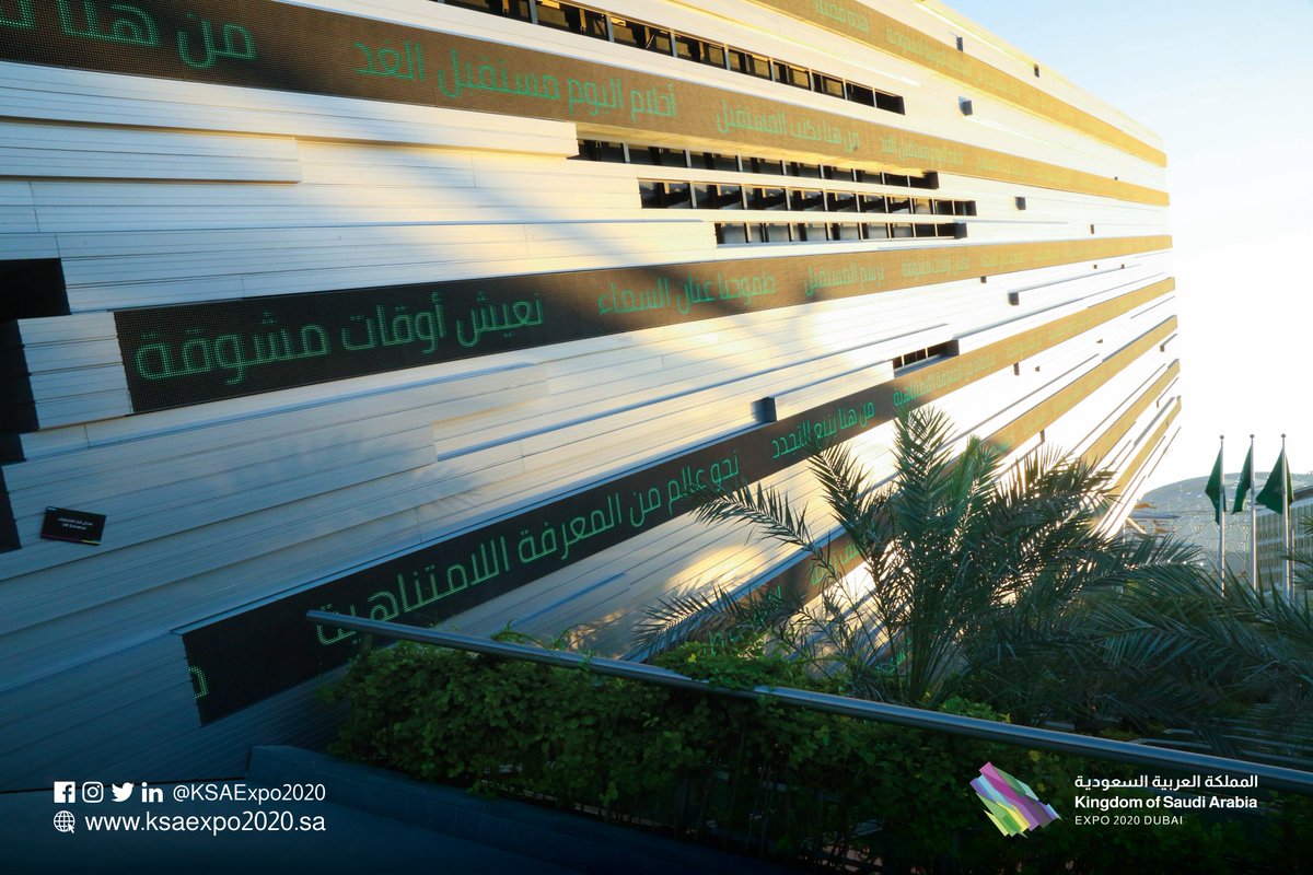 حوالي 650 لوحاً شمسياً مصنوعاً بأيادٍ سعودية.. ليجعل من مبنى جناح #السعودية_في_إكسبو2020 مثالاً مميزاً للابتكار والاستدامة.

 #إكسبو2020