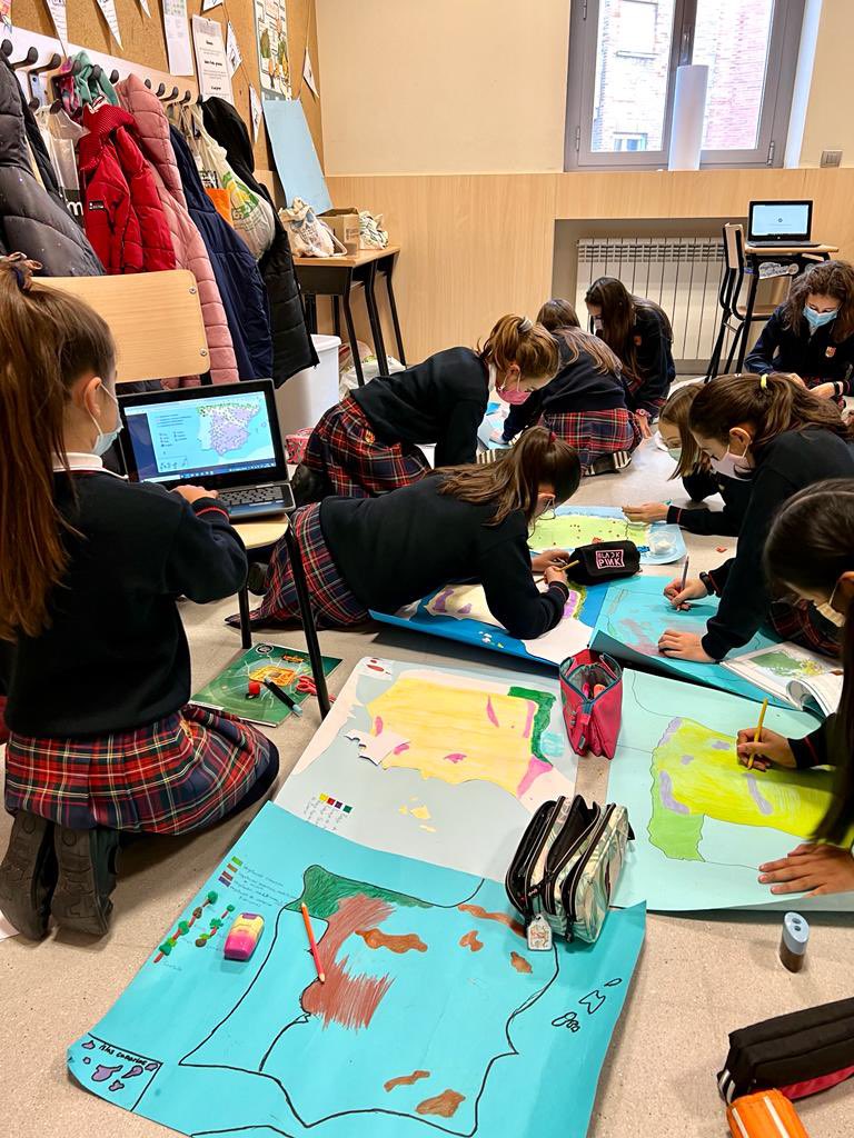 csjva's tweet photo. Información digital ℹ️👩🏼‍💻
⬇️⬇️
Práctica analógica🗺👩🏼‍🎨

6º de Primaria investiga en la red 🌐sobre los tipos de flora 🌲🌴 de España y plasma la información por zonas en unos mapas. 

#transforma23 🔁 https://t.co/enQUxIzJHn