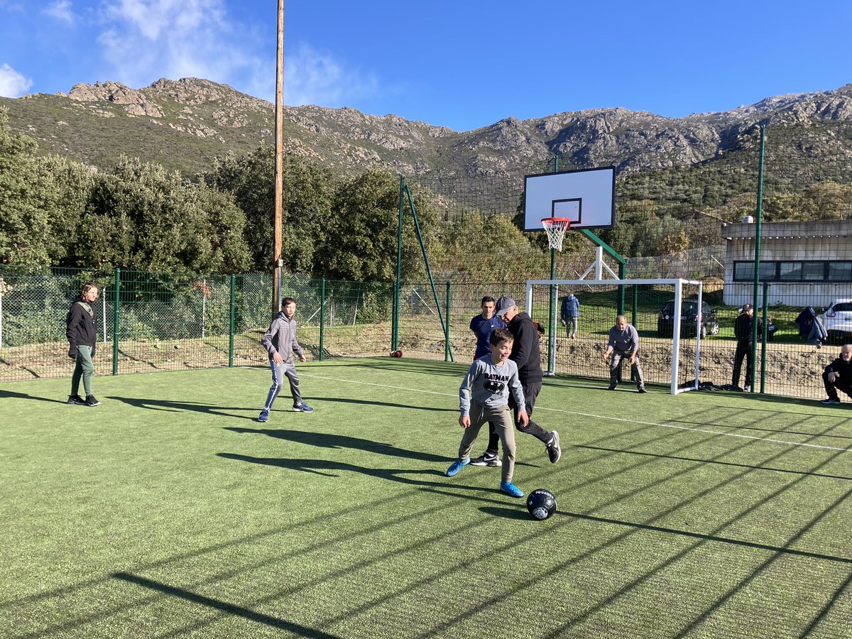 urtaca20218's tweet photo. #foot #ucanale #urtaca #ballò #ficatellu 

Ghjovani e menu ghjovani chi spartenu una stonda ⚽️ 

A riferemu 👍🏼 💪🏼 https://t.co/cbeyFjlbtc
