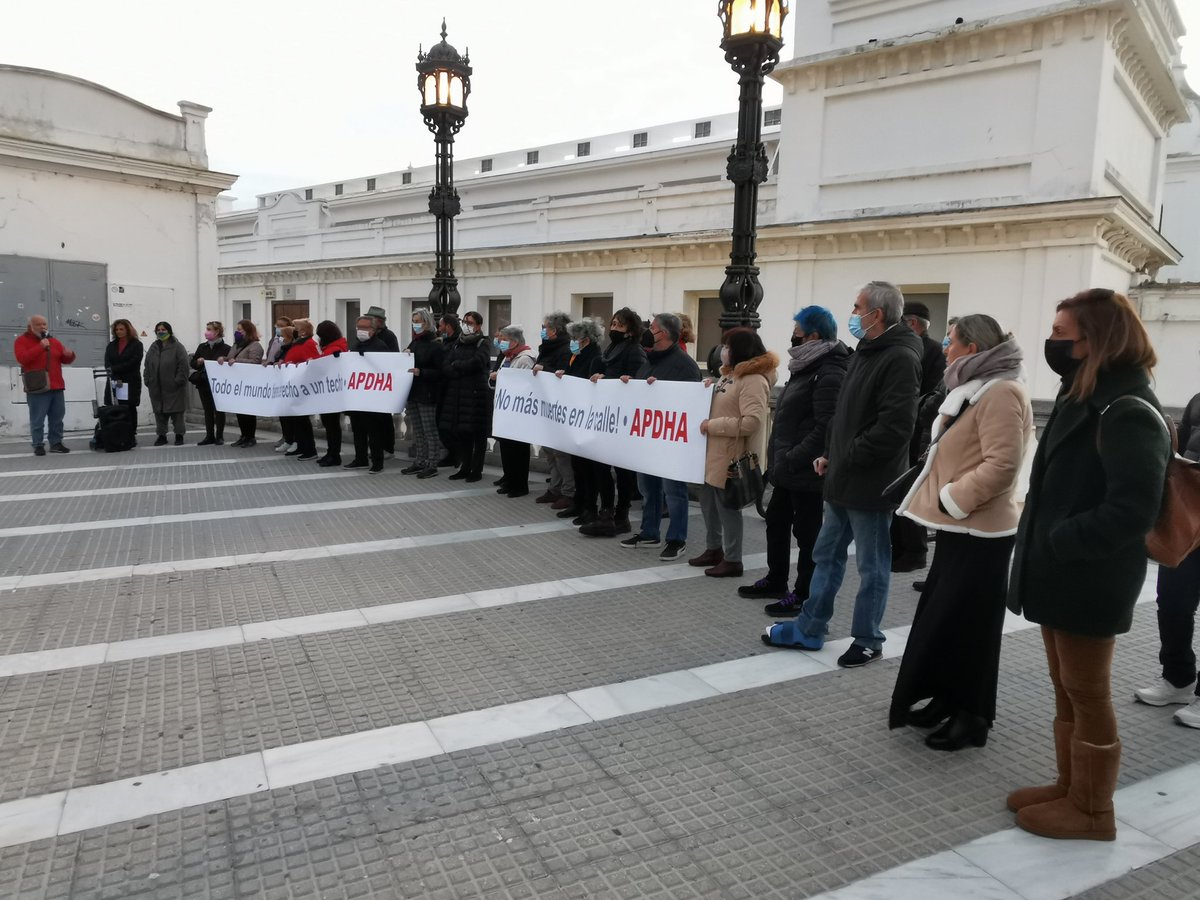 Lectura del manifiesto de la <a href="/APDHA/">APDHA</a> memoria de Juan Antonio Alfaro, la última persona sin hogar que ha fallecido en Cádiz.