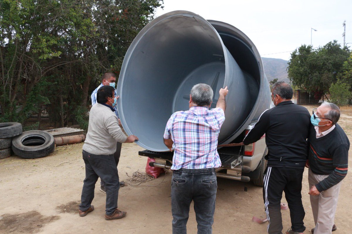 DPPPetorca's tweet photo. ¡Avanzamos en ayudas para enfrentar la crisis hídrica! 

👉La @DPPPetorca a través del dpto. de emergencias, comenzó la entrega de estanques acumuladores de agua potable que beneficiará a 102 habitantes de la localidad de Rocas y Terrazas los Quinquelles, en la comuna de #LaLigua https://t.co/vJpLNgsG3Z