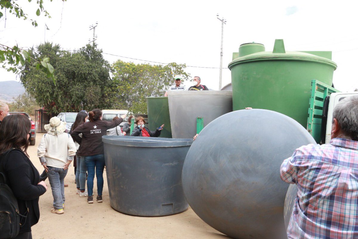 DPPPetorca's tweet photo. ¡Avanzamos en ayudas para enfrentar la crisis hídrica! 

👉La @DPPPetorca a través del dpto. de emergencias, comenzó la entrega de estanques acumuladores de agua potable que beneficiará a 102 habitantes de la localidad de Rocas y Terrazas los Quinquelles, en la comuna de #LaLigua https://t.co/vJpLNgsG3Z