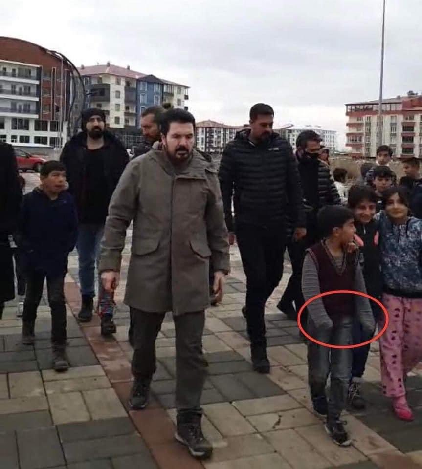 Savcı Sayan giymişsin içi yünlü  gocuğu elinde tesbihle külhanbeyi gibi dolaşırken yanındaki çocuklar donuyor ne iş?
Her şeye laf yetiştireceğine şu çocuklara birer kışlık kıyafet alsaydın.