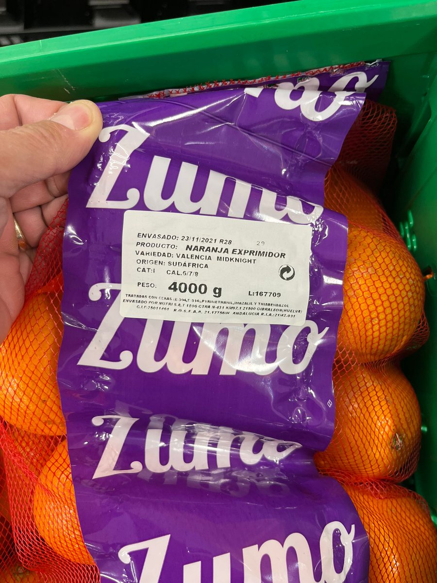 ismaelncfarmer's tweet photo. La traición y el desprecio, una vez más a los agricultores: Naranjas de Sudáfrica envasadas y vendidas en nuestro país mientras las nuestras se deprecian o simplemente se quedan en los árboles para ruina de tantos agricultores mientras Europa habla de pactos verdes https://t.co/s75xOlaE5V