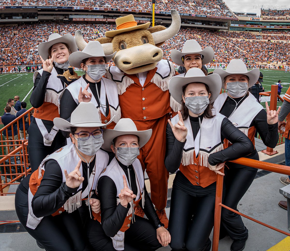 RalphArvesen's tweet image. Hook'Em with the Longhorn Band at the football game between the Texas Longhorns and Kansas State Wildcats at DKR Texas Memorial Stadium in Austin, Texas on November 26, 2021. #HookEm @UTexasSpirit @LonghornBand @TexasColorGuard