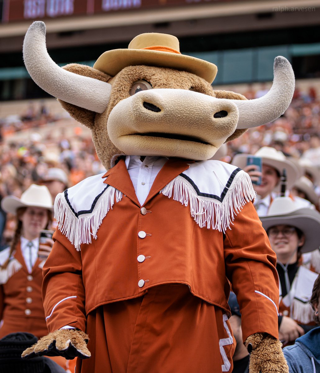 RalphArvesen's tweet image. Hook'Em with the Longhorn Band at the football game between the Texas Longhorns and Kansas State Wildcats at DKR Texas Memorial Stadium in Austin, Texas on November 26, 2021. #HookEm @UTexasSpirit @LonghornBand @TexasColorGuard