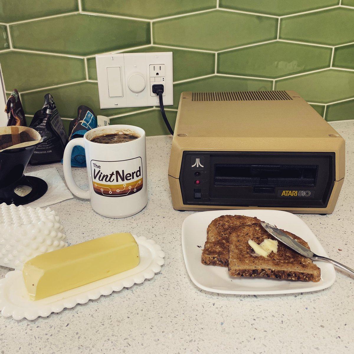 Fun getting out the old toaster! Later models would do double-sided browning, and denser bread.

#atari #atari8bit #atari810 #retrotoaster #melitta #thebestpartofwakingup #vintagecomputing #retrocomputers #retrogaming #thevintnerd