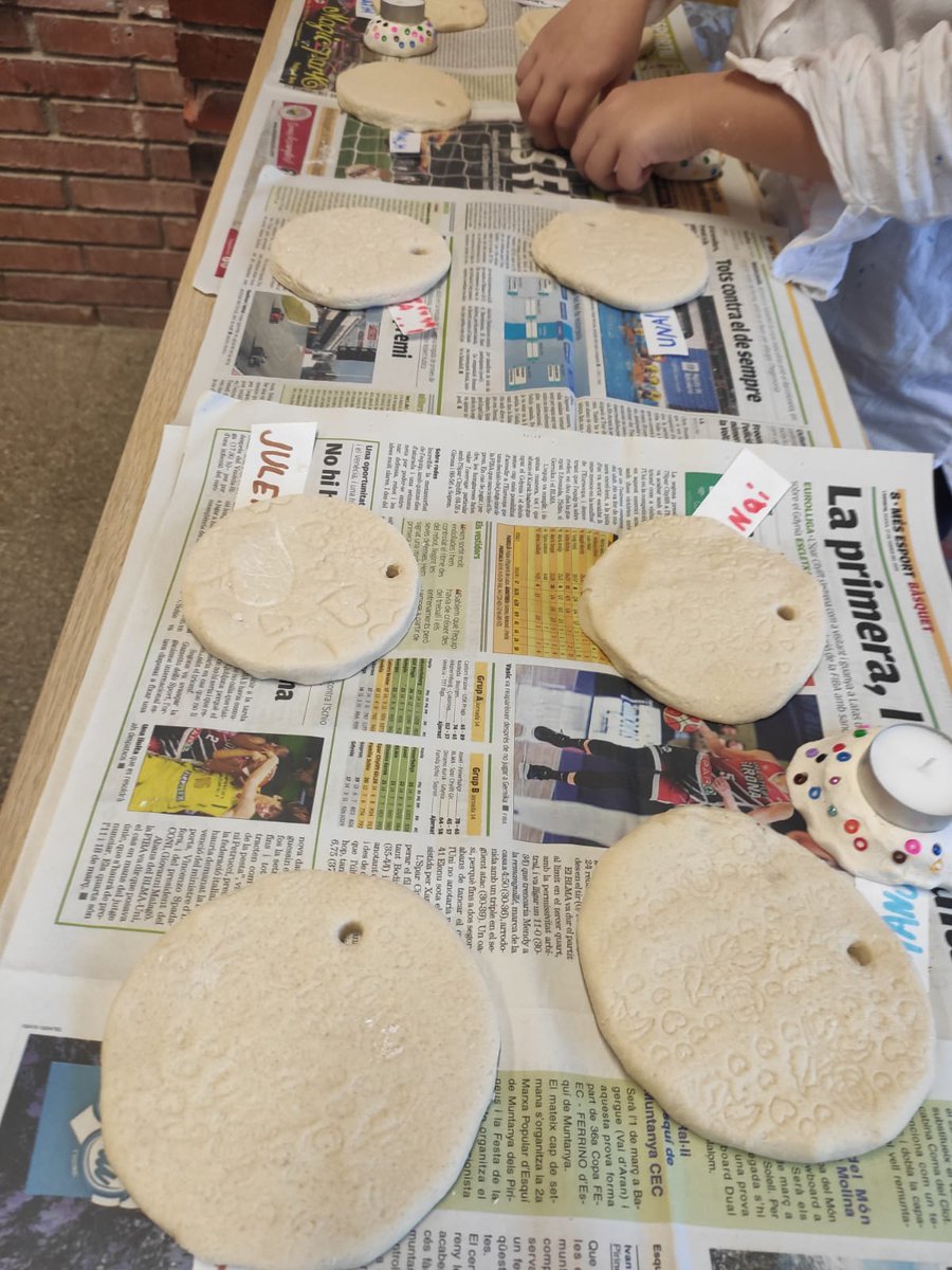 grasisoler's tweet photo. Farina 🍚 aigua 💦 i sal 🧂 Què hem fet avui els pollets? Pizza?🍕 Pa?🥖 No!😏 Pasta de sal!🙌🏼 Barreja feta amb les nostres 🤲🏽🤲🏿🤲🏻 unes creacions d'hivern espectaculars!❄️🕯️⛄Quan estiguin seques i pintades les tornarem a ensenyar!👀 #creativitat #art #pollets https://t.co/k5N9f1I4XC