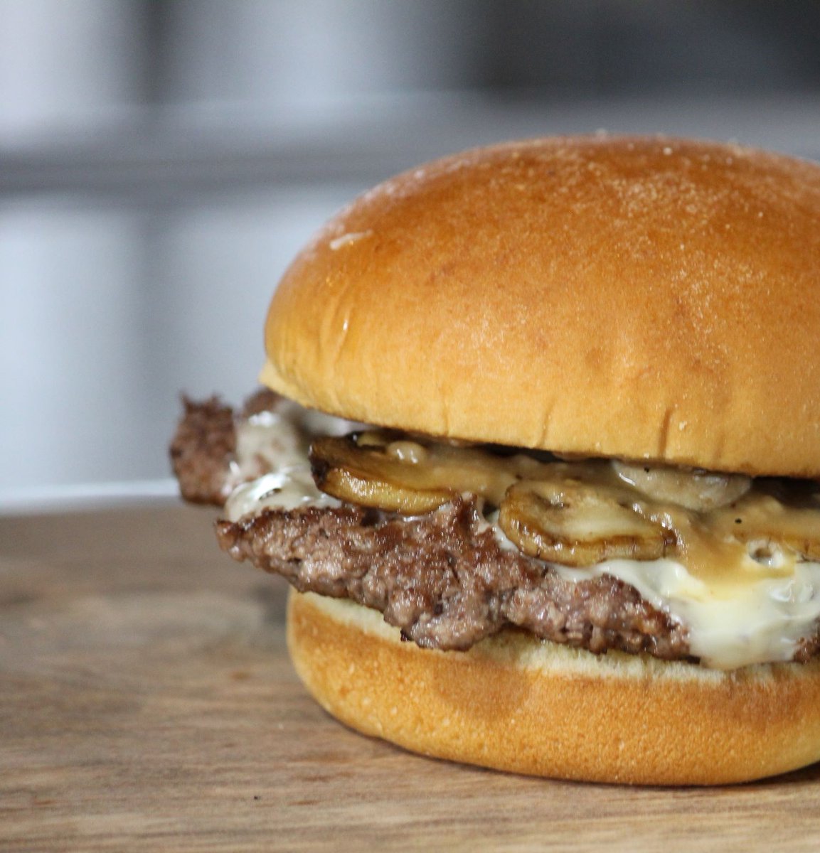 EatDocs's tweet photo. Start the week off right with our Monday Special: Mushroom Swiss Burger! 🍄🍔
.
.
#Docs  #SouthernWisconsin #MidwestEats #WisconsinEats #BeloitWI #Foodie #LocalEats #GoodEats https://t.co/6SmcpNH9bY