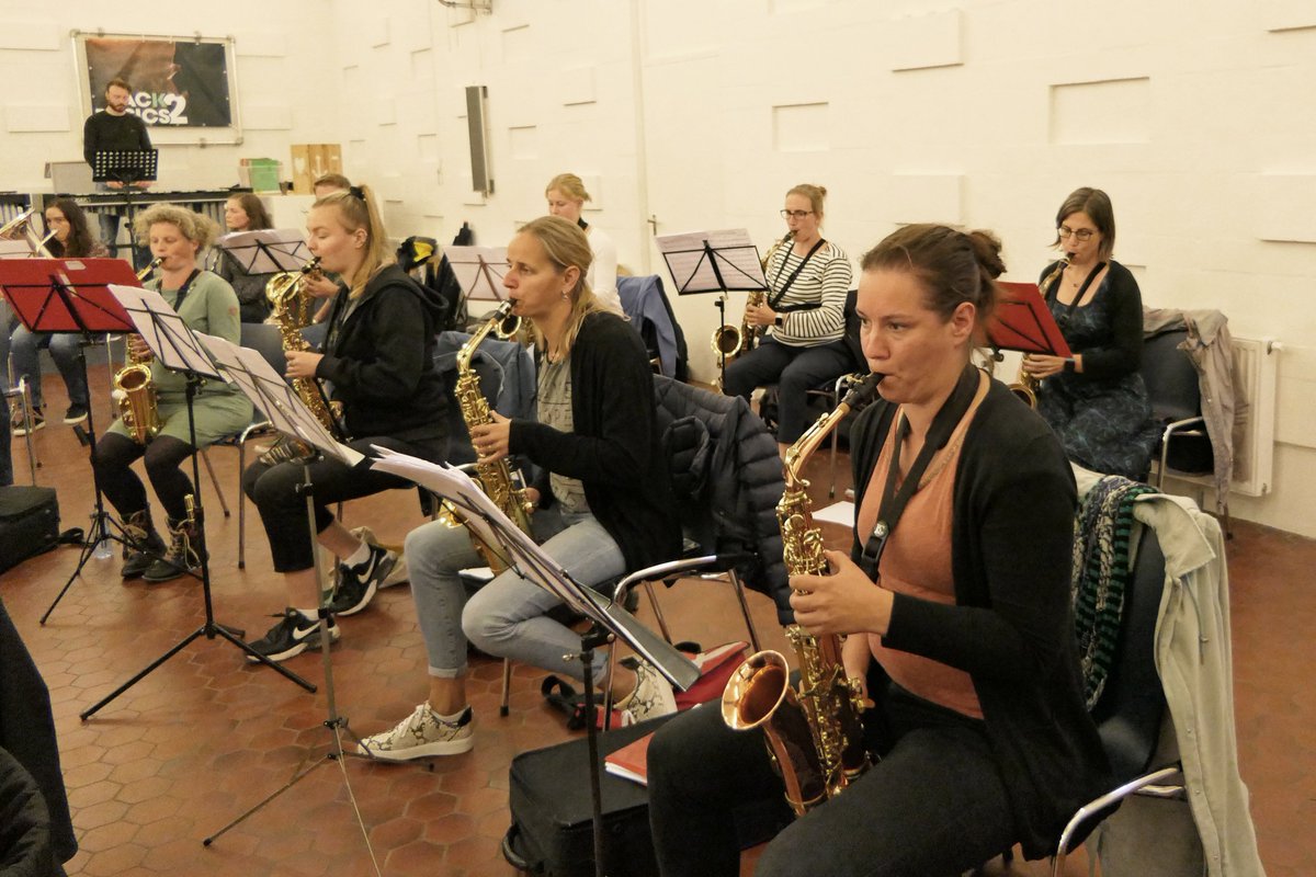 harmonie67's tweet photo. Na ons concert zijn we meteen aan de slag gegaan met het volgende project: het ONHK in Barneveld op 26 maart! Al twee weken hebben we ‘Ray of Light’ gerepeteerd, maar helaas kunnen we vanavond en de komende weken niet repeteren. Maar we blijven gemotiveerd voor deze uitdaging! 💪 https://t.co/9H1CyhdmwM