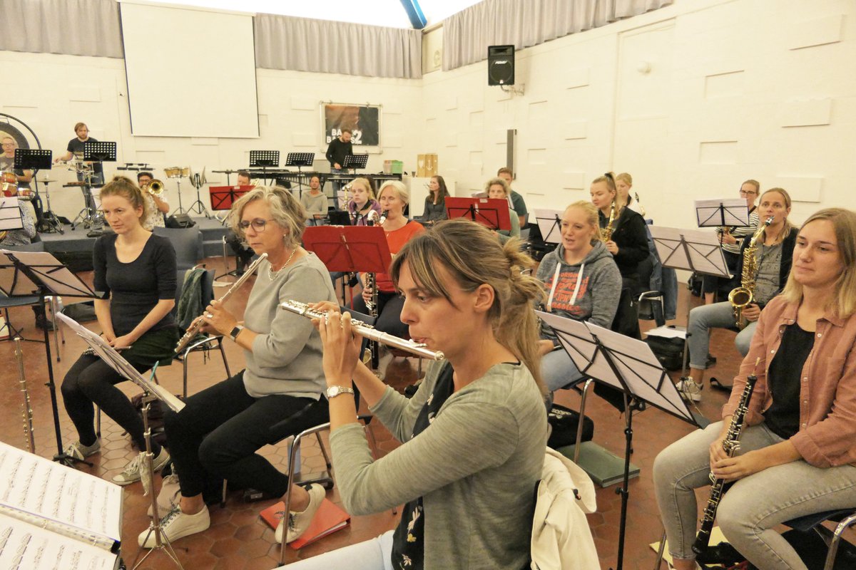 harmonie67's tweet photo. Na ons concert zijn we meteen aan de slag gegaan met het volgende project: het ONHK in Barneveld op 26 maart! Al twee weken hebben we ‘Ray of Light’ gerepeteerd, maar helaas kunnen we vanavond en de komende weken niet repeteren. Maar we blijven gemotiveerd voor deze uitdaging! 💪 https://t.co/9H1CyhdmwM