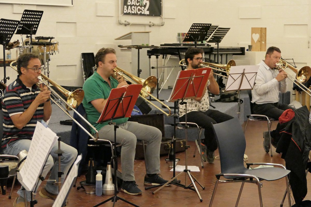 Na ons concert zijn we meteen aan de slag gegaan met het volgende project: het ONHK in Barneveld op 26 maart! Al twee weken hebben we ‘Ray of Light’ gerepeteerd, maar helaas kunnen we vanavond en de komende weken niet repeteren. Maar we blijven gemotiveerd voor deze uitdaging! 💪