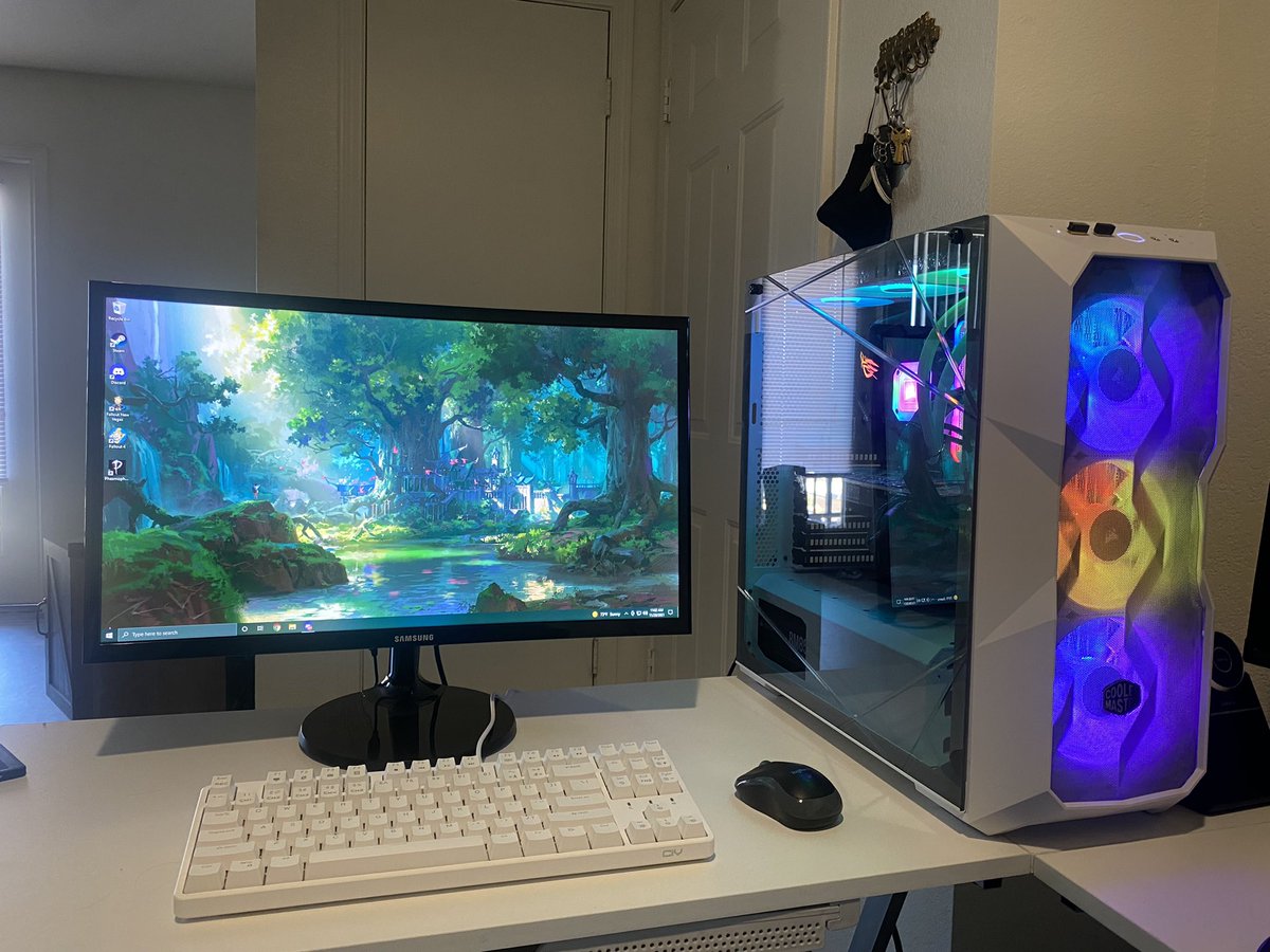 __summa's tweet photo. :’) I’m so happy and so proud of this. 
only thing I’m waiting for is my mouse to get here then it’ll be complete! https://t.co/mPKgvju8gs