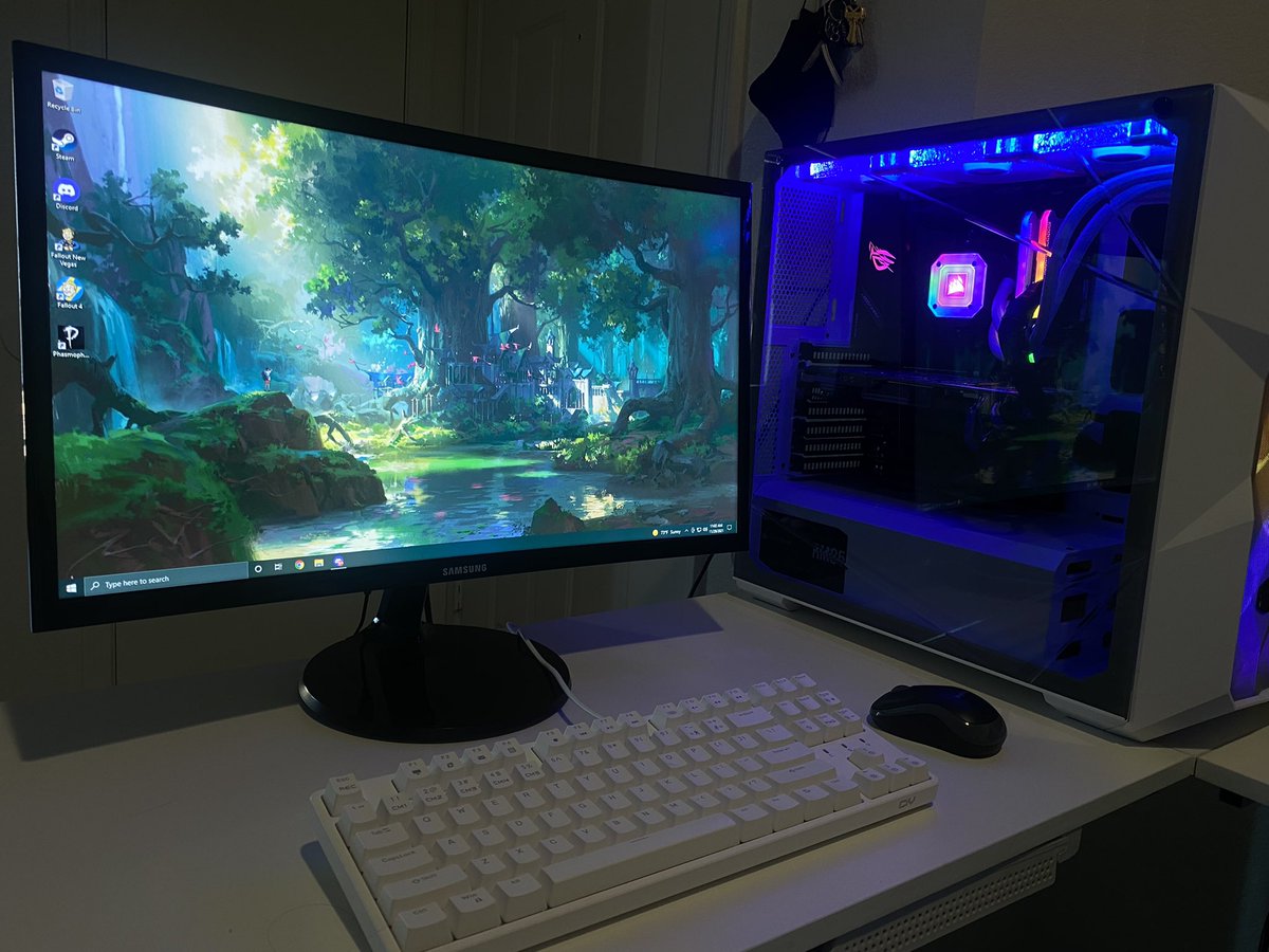 __summa's tweet photo. :’) I’m so happy and so proud of this. 
only thing I’m waiting for is my mouse to get here then it’ll be complete! https://t.co/mPKgvju8gs