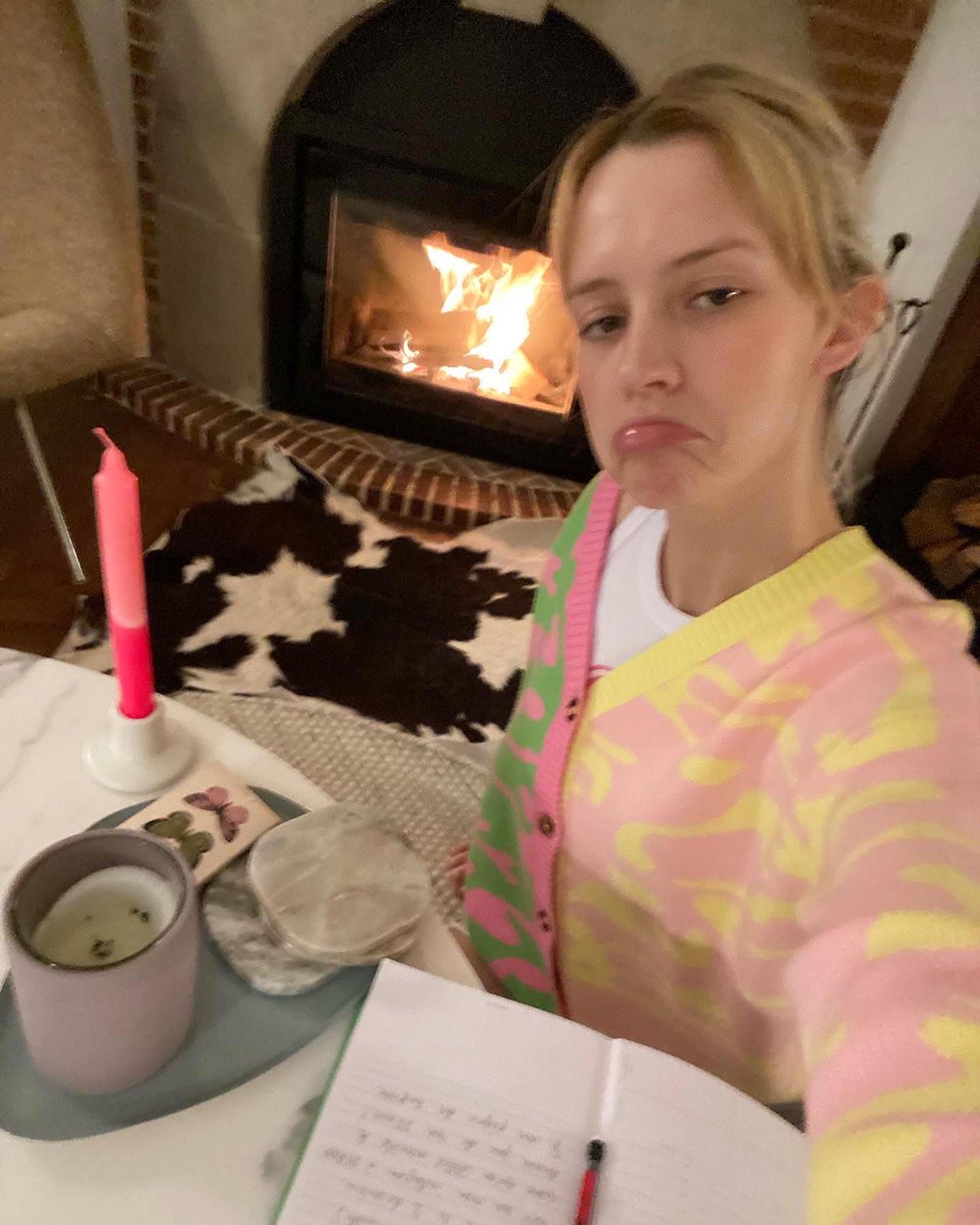 angele_vl's tweet photo. Petite surprise en photo 2 🎂🤧
je fête mon anniv toute seule sur insta jeudi à 21h, qui veut venir ? https://t.co/oQZZ9hi33X