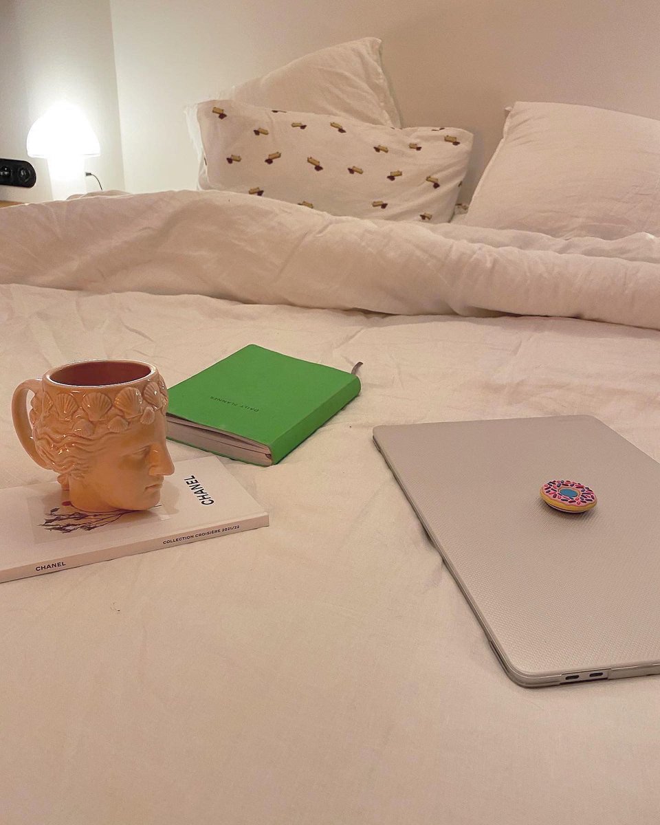 angele_vl's tweet photo. Petite surprise en photo 2 🎂🤧
je fête mon anniv toute seule sur insta jeudi à 21h, qui veut venir ? https://t.co/oQZZ9hi33X