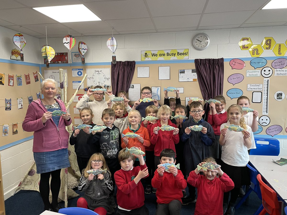 MrsKBusby1's tweet photo. Year 3 and the art ambassadors had a wonderful morning helping artist, Deborah Frith, with her fabulous sculpture which will be displayed near Keadby Canal next year! @AlthorpeKeadby @NLincsArtsDev @Therabbits21 @NorthLincsFest https://t.co/zXmXkNQHPZ