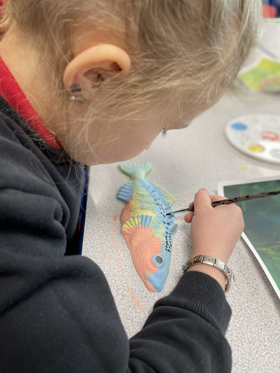 MrsKBusby1's tweet photo. Year 3 and the art ambassadors had a wonderful morning helping artist, Deborah Frith, with her fabulous sculpture which will be displayed near Keadby Canal next year! @AlthorpeKeadby @NLincsArtsDev @Therabbits21 @NorthLincsFest https://t.co/zXmXkNQHPZ