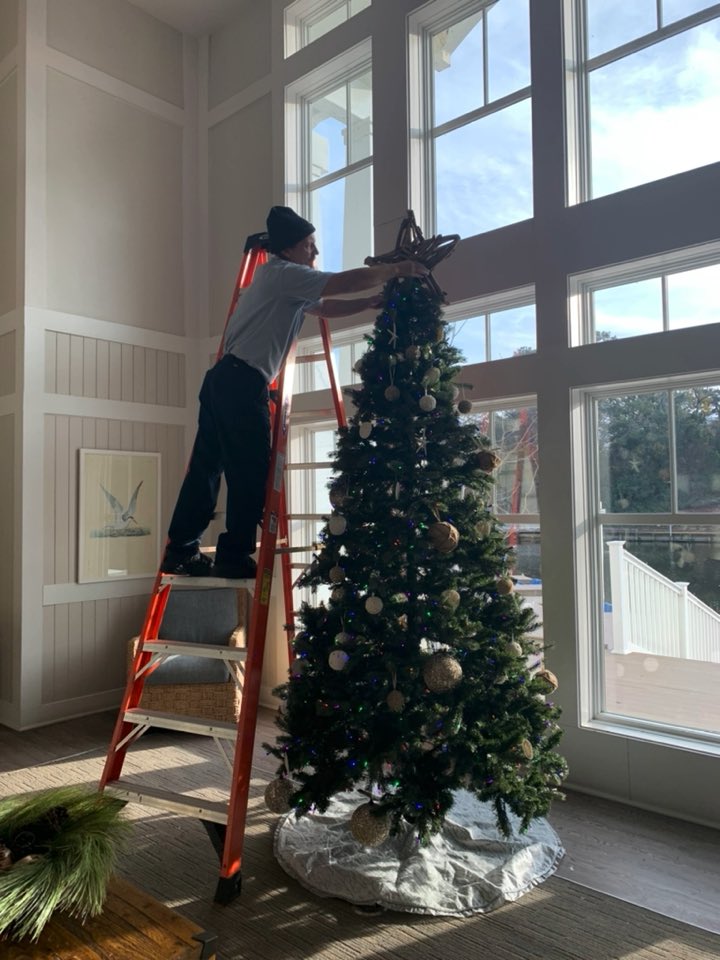 Jason, our maintenance tech, helping us put the star in the tree ! Thank you for all you do. #DiamondResorts #LifeAtDiamond