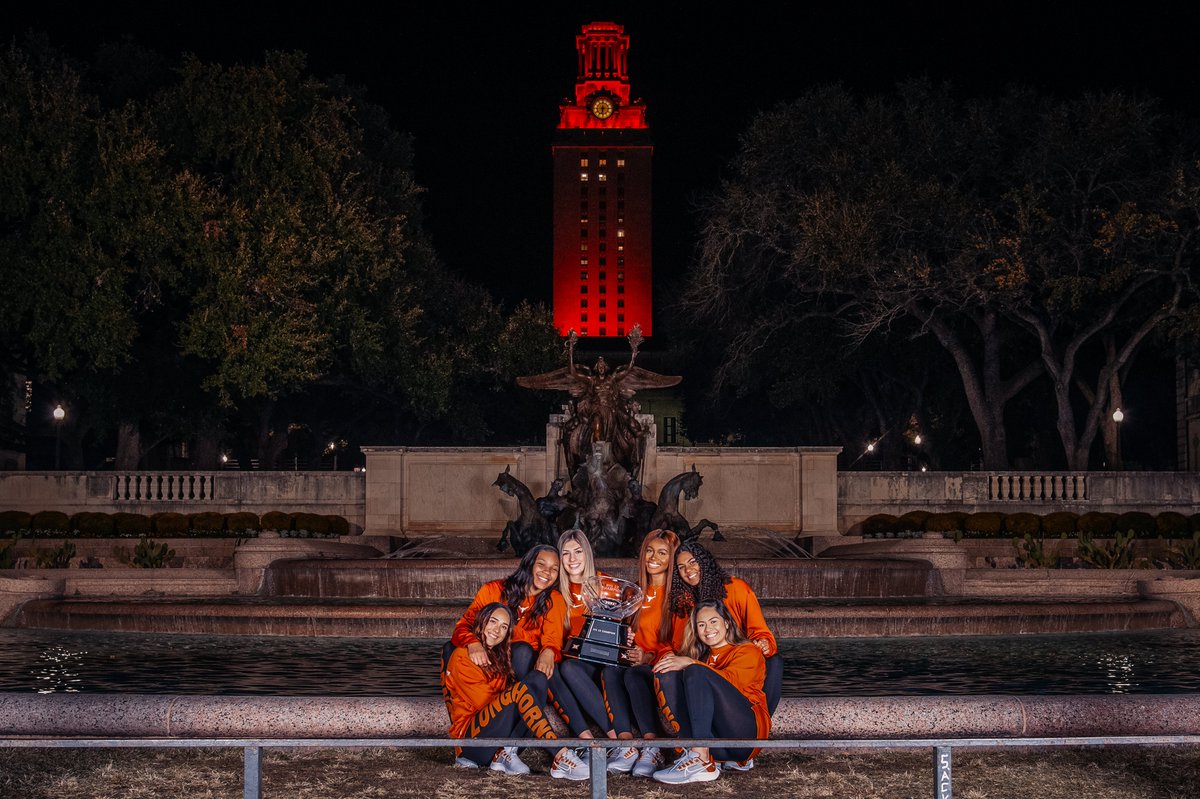 TexasVolleyball's tweet photo. The tower looks good in burnt orange 🤘

#HookEm https://t.co/gReRNbOuTL