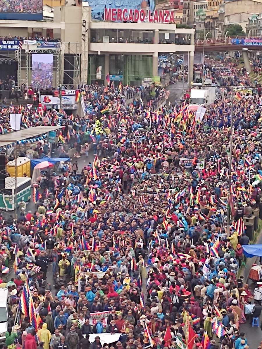 NativaBolivia's tweet photo. #MarchaPorLaPatria 
#SomosMillones
#Bolivia 🇧🇴
La cabeza de la columna llegó a la plaza San Francisco, la mega concentración ya supera el millón de personas. https://t.co/BDSwRxK1eq