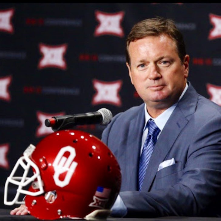 jiminarlington's tweet photo. Lincoln Riley didn’t EVEN want to talk to the team until BOB STOOPS told him to “GET IN THERE AND TALK TO THE TEAM LINCOLN!” Lincoln Riley went in said a few words and turned around and walked out! - source close to @steelyonsports https://t.co/USHBAPSwew