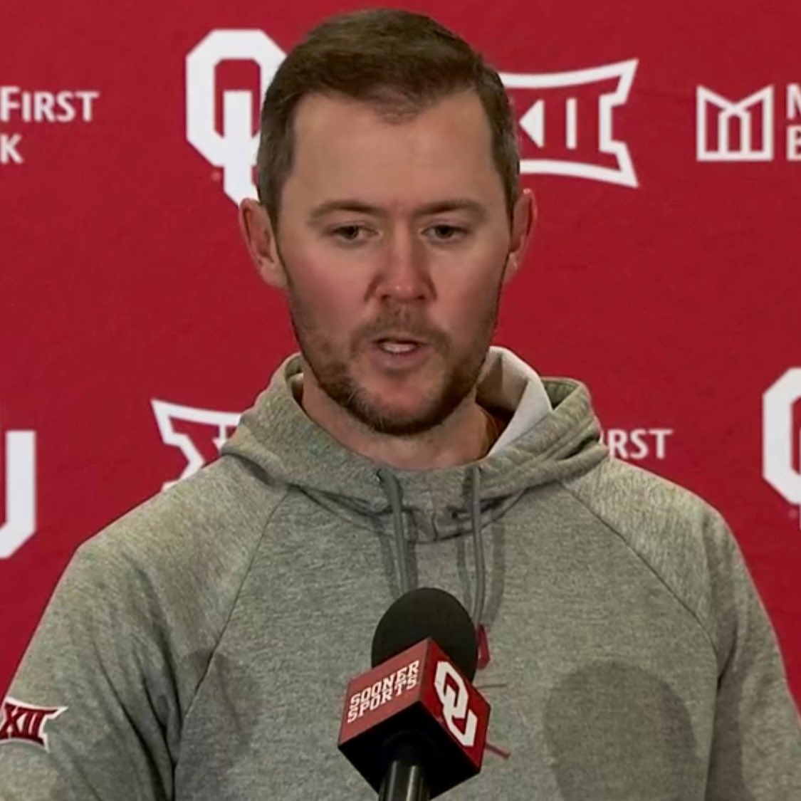 jiminarlington's tweet photo. Lincoln Riley didn’t EVEN want to talk to the team until BOB STOOPS told him to “GET IN THERE AND TALK TO THE TEAM LINCOLN!” Lincoln Riley went in said a few words and turned around and walked out! - source close to @steelyonsports https://t.co/USHBAPSwew