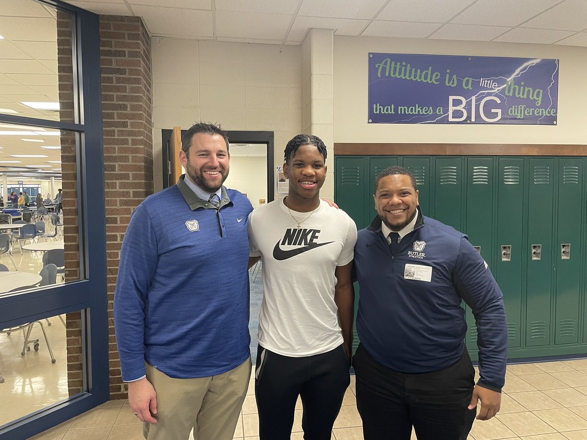 Bryan_13_2022's tweet photo. Thanks @CoachCoad @Coach__AT  for stopping by today! Hope to visit soon! @Coach_West90 @FCFlashesFB @IndyWeOutHere https://t.co/DMRY8aXhBr