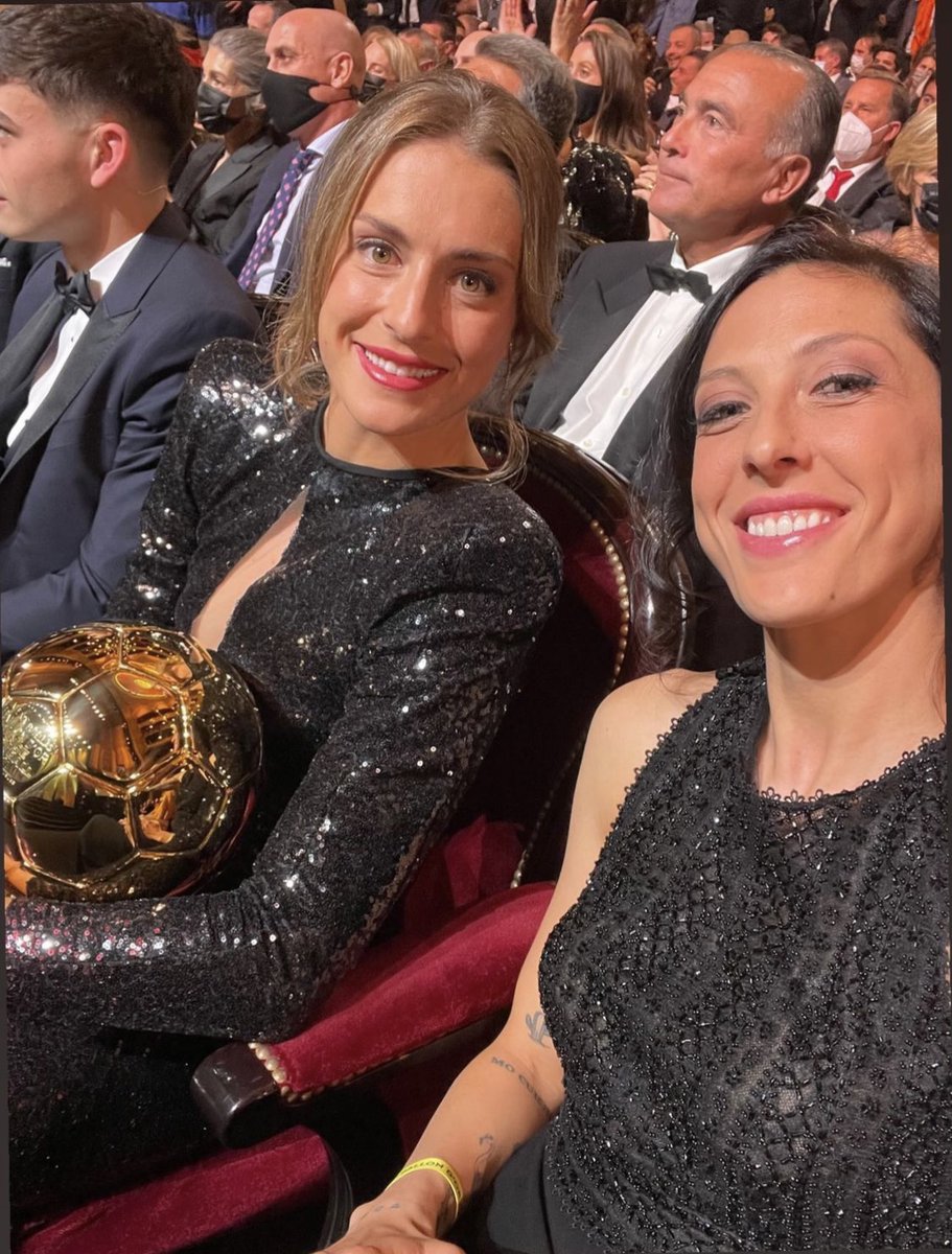 FCBfemeni's tweet photo. LES DUES MILLORS JUGADORES DEL MÓN. 💥 #BallonDor https://t.co/0hq0N8QOa1