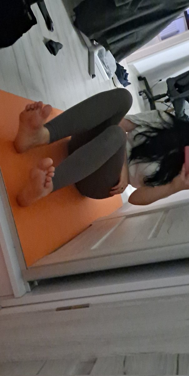 Stópki wycieńczone po treningu.. Który kundel zabierze się za ich masażyk i wylizanie? 🤣 #dominatrix #findom #femdom #moneyslave #feet #feetfetish #paypig @Geralt1232 @German_Slave1 @Findom_Promo_J @PolishFootSlave @rt_feet @findompl @PolishFindomFan