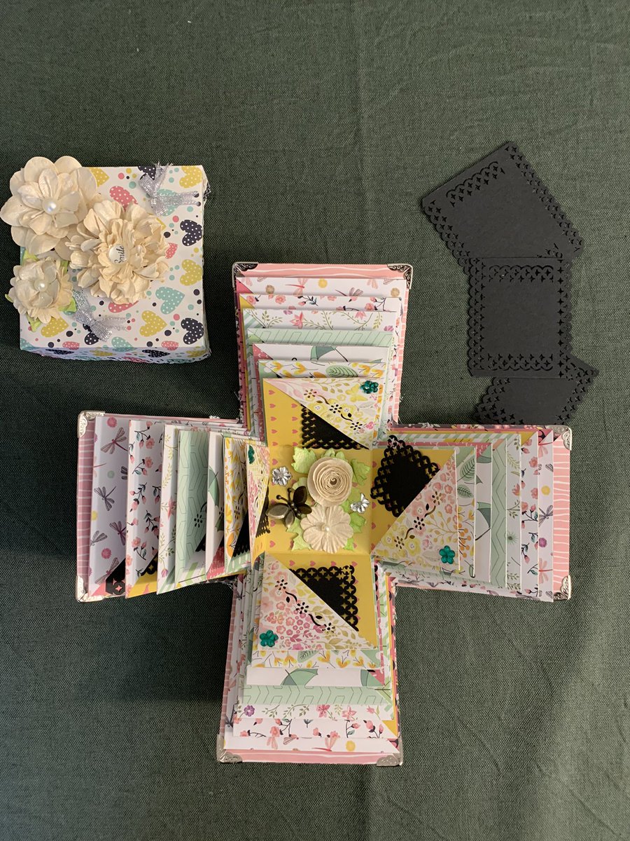 gotsovs's tweet photo. Bien le bonjour ! Je fais la promotion des créations de ma mère. Se sont des albums photos, des sacs, des t-shirt/ tunique fait main ! Voici le lien de la page Facebook et le vinted associé c'est lauriexsr 
Merci pour vos partages et vos achats 😉
https://t.co/rTQzRXEJi8 https://t.co/WDSvx71KEU