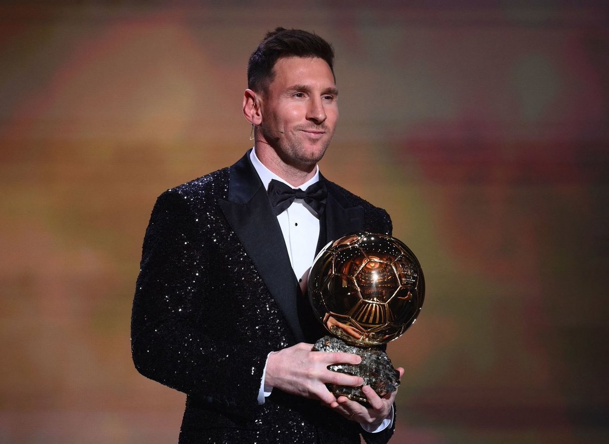 "EL MEJOR DEL MUNDO":
Porque ,ahora que Messi ganó el séptimo balón de oro , capaz que juega mejor que antes ,jajajaja,es imposible jugar mejor que él !!!!!