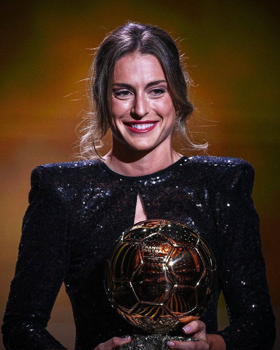 FutSinGenero's tweet photo. La ganadora del #Ballondeor @alexiaps94 ⚽️✨
👑 Copa de la Reina
🇪🇸 Liga
🏆 #UCL
😉 Mejor mediocampista UEFA
✅ Mejor jugadora UEFA
😎 #BallonDor
¿Quién más iba por ella para ser la elegida? 🙋🏻♀️🏆
#FutSinGénero https://t.co/WX2WDsFLdU