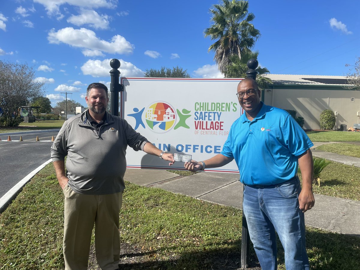 CSVcentralFL's tweet image. Jim Cohen from the Florida Remediation Conference (FRC) Golf Committee came out last week to give us a check for the longest drive proceeds of their golf tournament. 

We are so thankful for the FRC naming the Children’s Safety Village as their 2021 charity. 🤩
