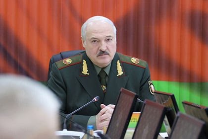 charter_97's tweet photo. Лукашенко пришел в Минобороны с «клоунскими» погонами.

Белорусский узурпатор Лукашенко появился на совещании в Министерстве обороны страны в военной форме с нелепыми погонами — на них размещены не звезды, как у всех военнослужащих, а герб-капуста. https://t.co/lA995PJ5pc